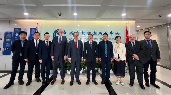 李智主任会见英国萨里大学代表团一行
